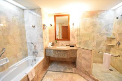 Century Park Hotel - image 4