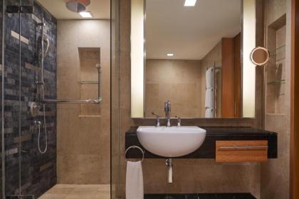 Royal Orchid Sheraton Hotel & Towers - image 11