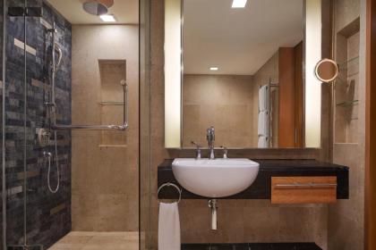 Royal Orchid Sheraton Hotel & Towers - image 14