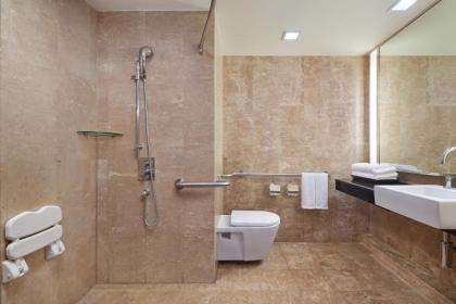 Royal Orchid Sheraton Hotel & Towers - image 15