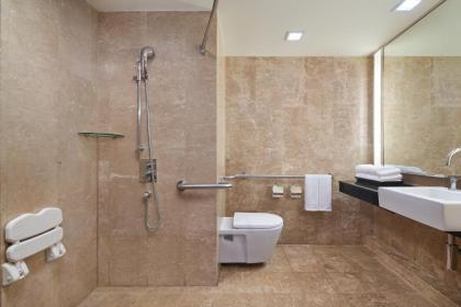 Royal Orchid Sheraton Hotel & Towers - image 5