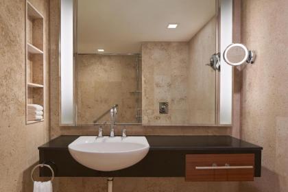 Royal Orchid Sheraton Hotel & Towers - image 9
