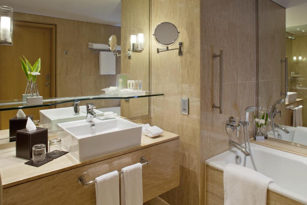 Holiday Inn Bangkok Silom - image 2
