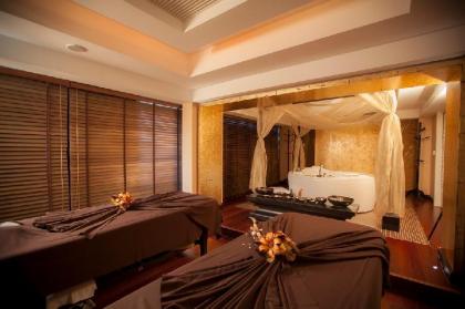 Ramada Plaza Menam Riverside - image 11