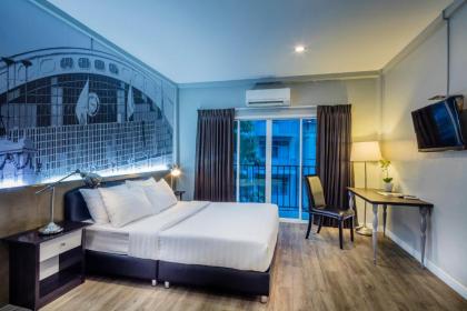 At Hua Lamphong Hotel - image 15