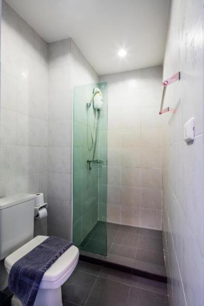 At Hua Lamphong Hotel - image 17