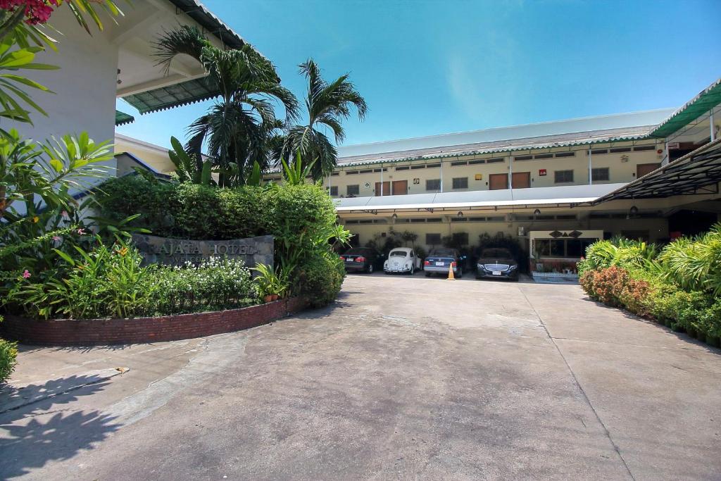 OYO 905 Rajata Hotel - image 4