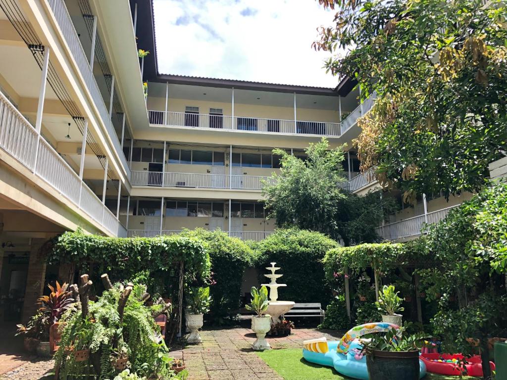 Feung Nakorn Balcony Rooms and Cafe - main image