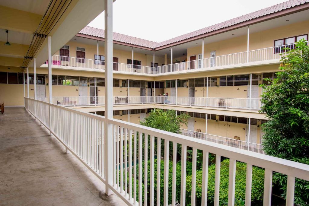 Feung Nakorn Balcony Rooms and Cafe - image 6