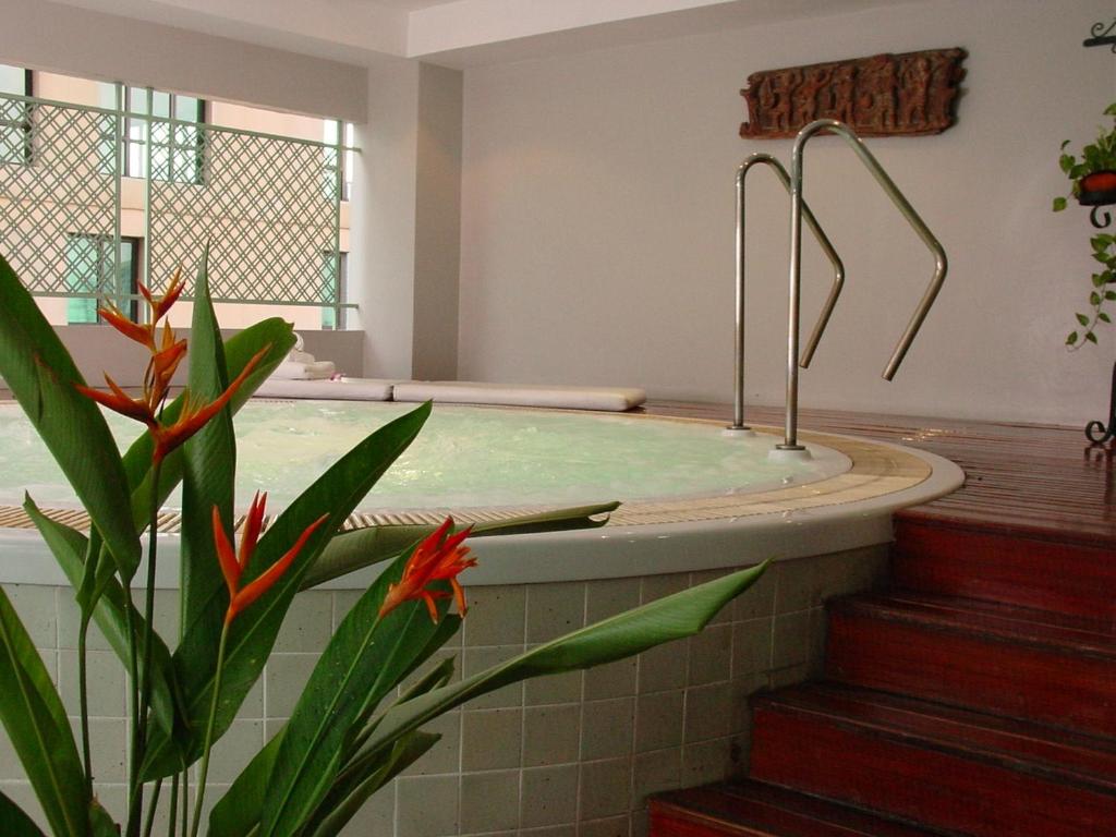 Cape House Langsuan Hotel - image 2