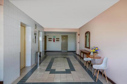 L.A. Tower Hotel - image 12