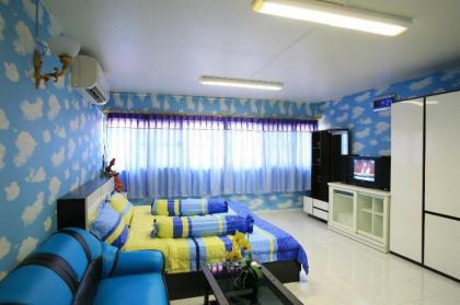 Deluxe At Popular Condo - image 2