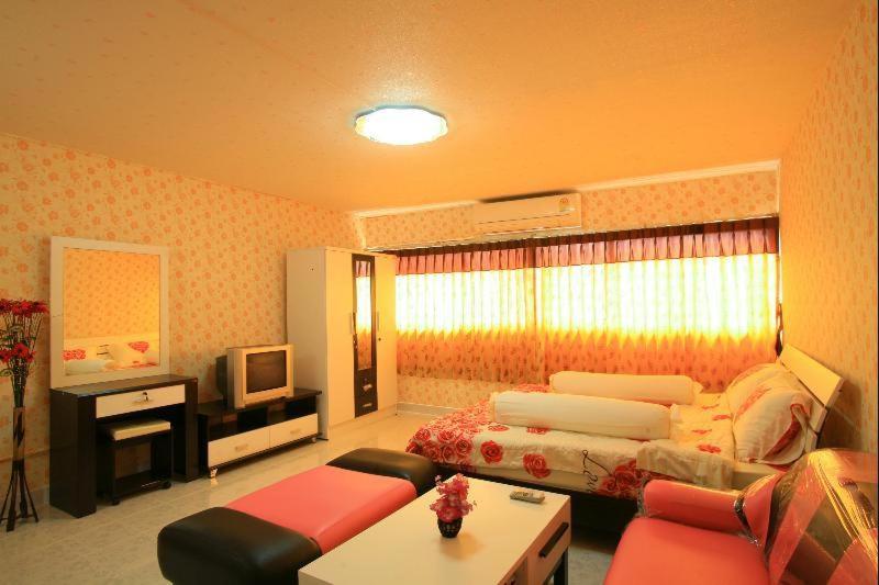 Deluxe At Popular Condo - image 4