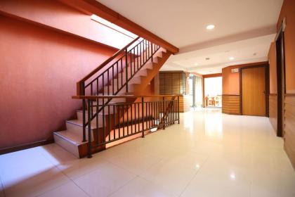 OYO 482 Pannee Lodge Khaosan - image 2