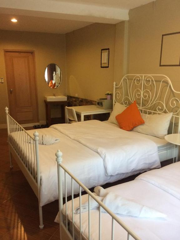 VX The Fifty Hostel - image 3