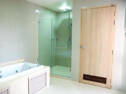 Jolly Suites and Spa Petchkasem - image 13