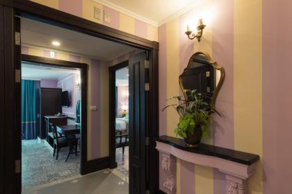 Sara's Hotel - image 17