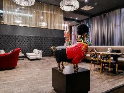 Modern apartment with many amenities  - image 15