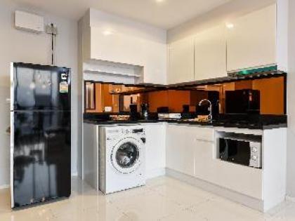 Modern apartment with many amenities  - image 8