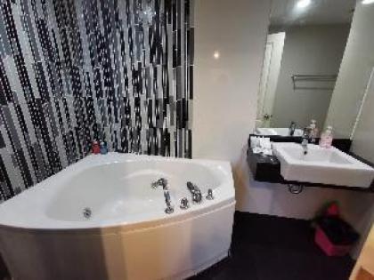 Luxury Suite Duplex Jacuzzi near BTS Sukhumvit69 - image 14