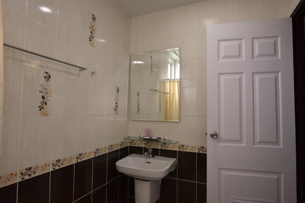 Gold Airport Suites - image 7