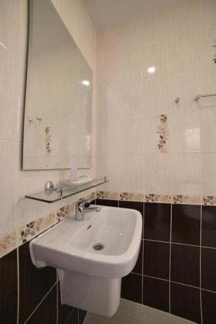 Gold Airport Suites - image 9