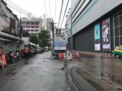 Twin Peaks Sukhumvit Suites - image 20