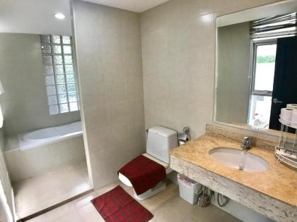 Twin Peaks Sukhumvit Suites - image 4