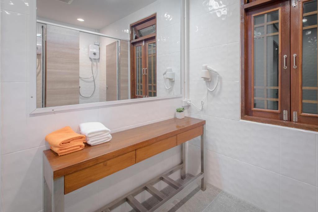 Tiny Taladnoi Hostel - image 4