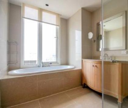Modern 2-bedroom duplex in the heart of Bangkok - image 13