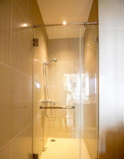 Modern 2-bedroom duplex in the heart of Bangkok - image 14