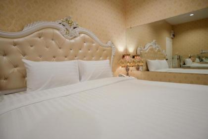 The O-Zone Airport Inn - image 17