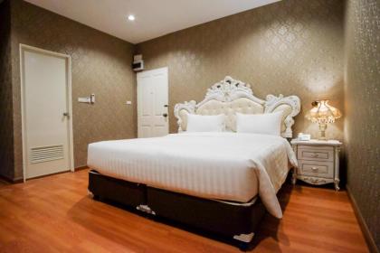 The O-Zone Airport Inn - image 20