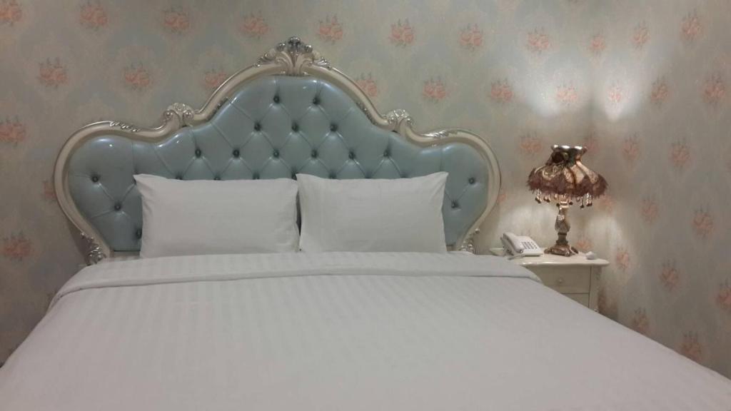 The O-Zone Airport Inn - image 3