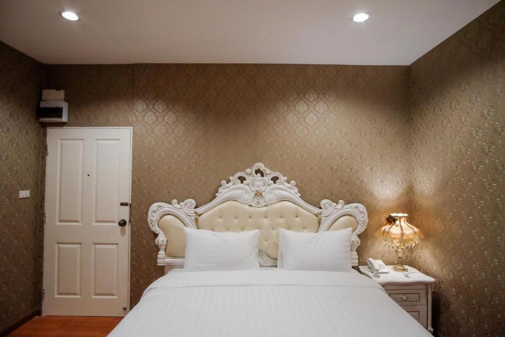 The O-Zone Airport Inn - image 4