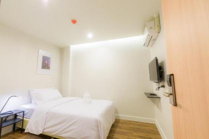 Metro Hotel - image 10