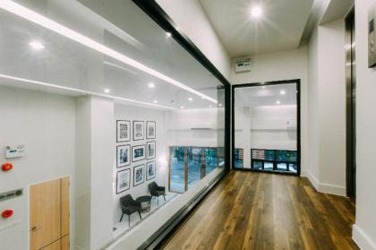 Metro Hotel - image 9