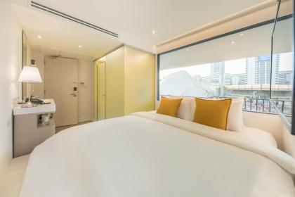 YELLO ROOMS Victory Monument