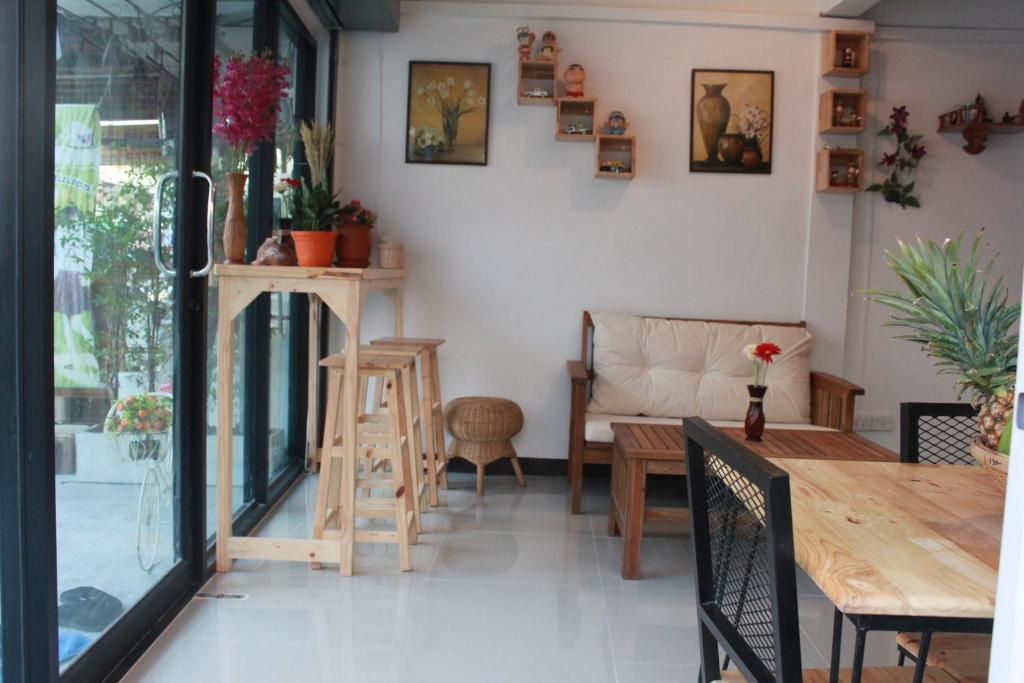 Happy Hostel - image 2