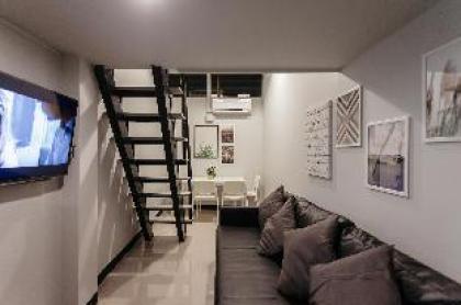 S1 Large Duplex Silom 3 Beds Full Kitchen WIFI - image 3