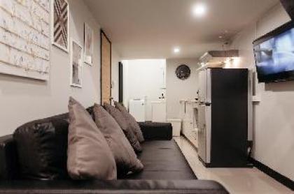 S1 Large Duplex Silom 3 Beds Full Kitchen WIFI - image 9