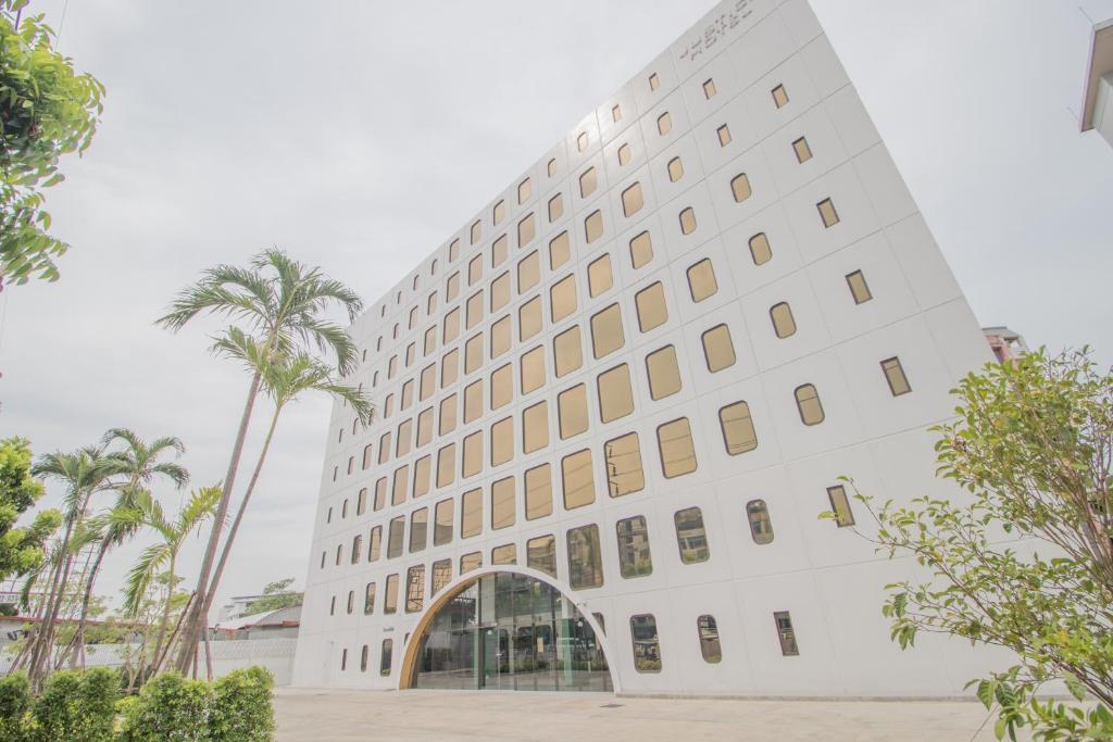 Justice Hotel - main image