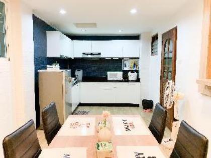 Family Friendly! Hot spot in Bangkok cozy house! - image 3