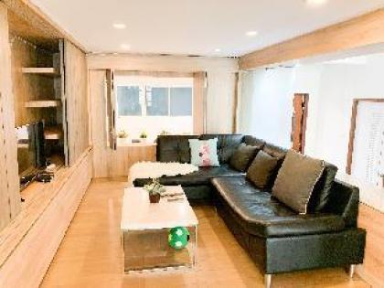 Family Friendly! Hot spot in Bangkok cozy house! - image 5