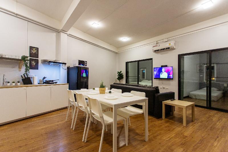 U4 Large 2 bed rooms full kitchen 200m to BTS - main image