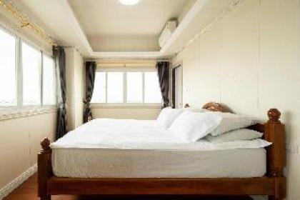 Business suite B - image 2