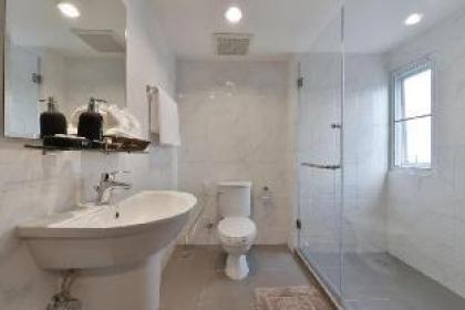 Apartment near BTS Ploenchit - image 9