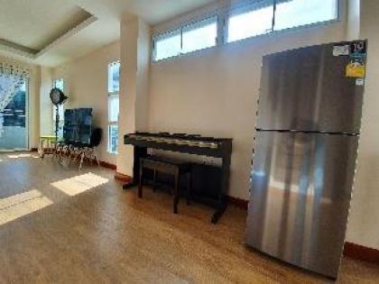 fourBR townhouse above 7-11 MRT Super Convenient
