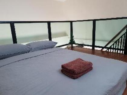 fourBR townhouse above 7-11 MRT Super Convenient - image 10