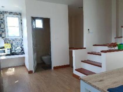 fourBR townhouse above 7-11 MRT Super Convenient - image 16